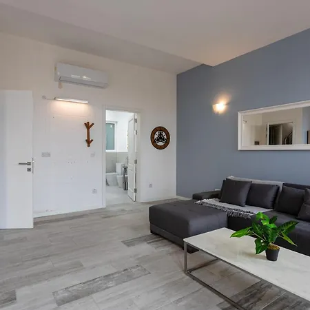 Bnbnova - Historic 3ba House With Rooftop 아파트
